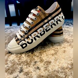 Burberry Larkhall sneakers size US 4/UK 2/EUR 35.